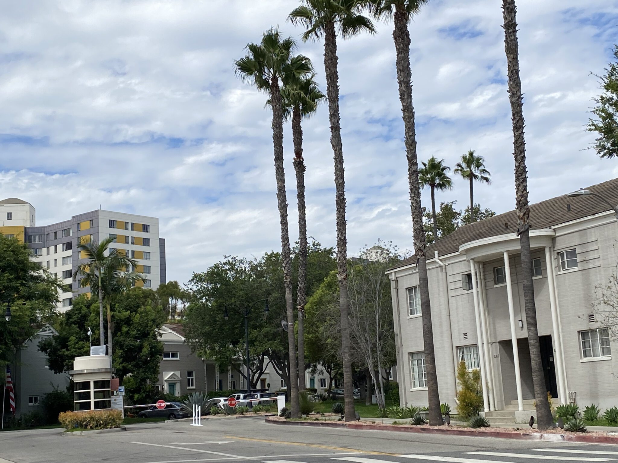 Park La Brea and the Planned Community Experiment - LA Digs