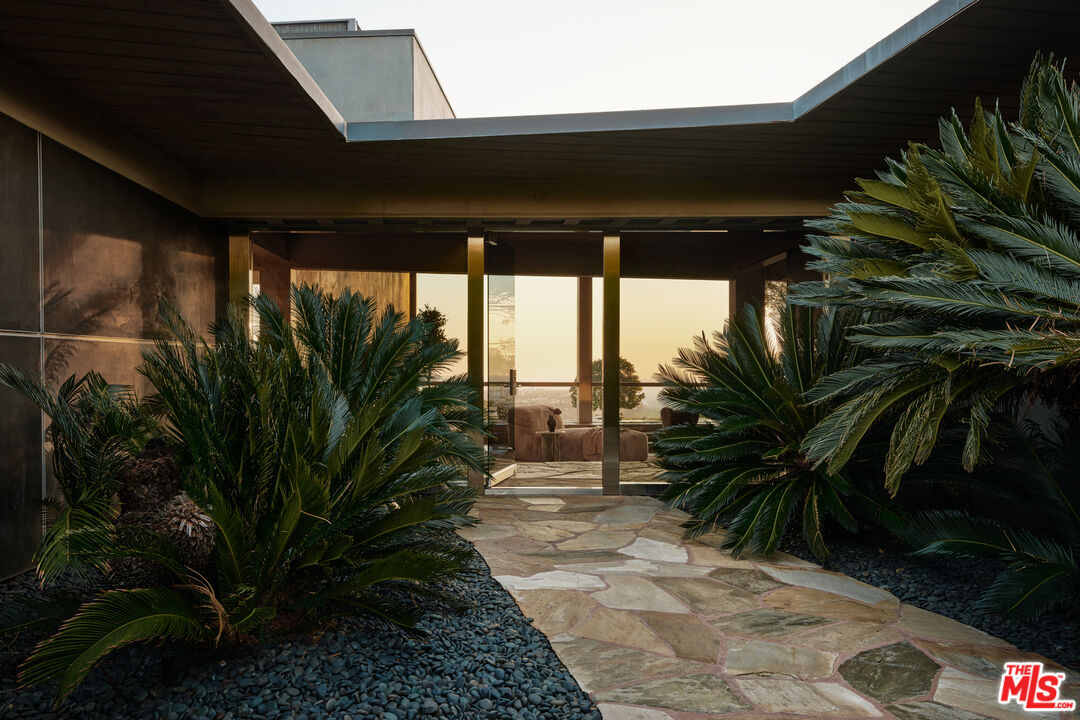 624 Cole Place Beverly Hills 8