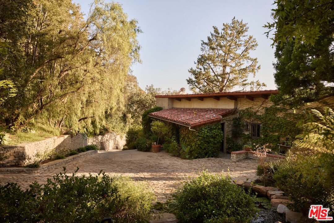 1372 Benedict Canyon Drive Beverly Hills